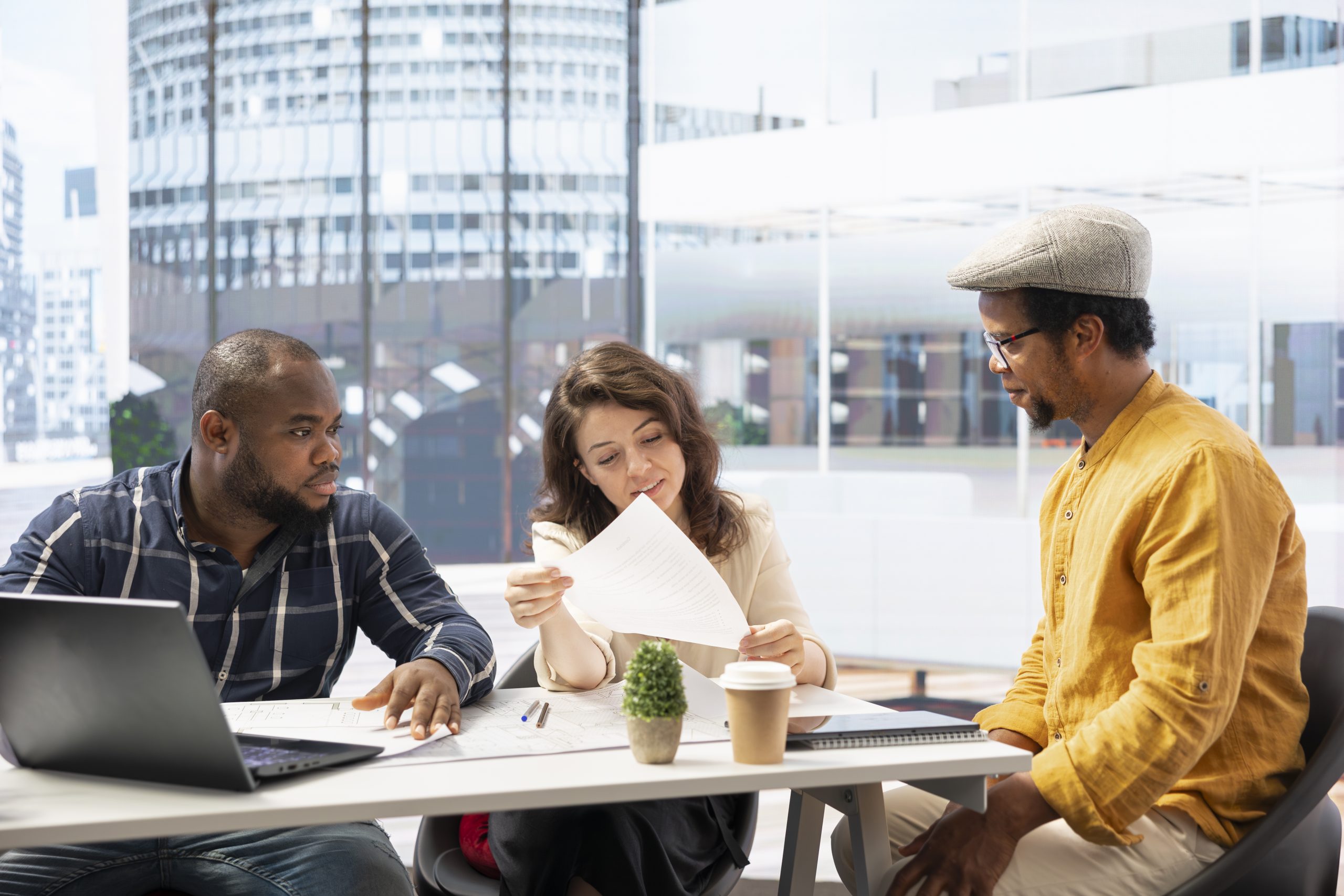 Professionnels collaborant sur un projet d'intégration en entreprise au Québec