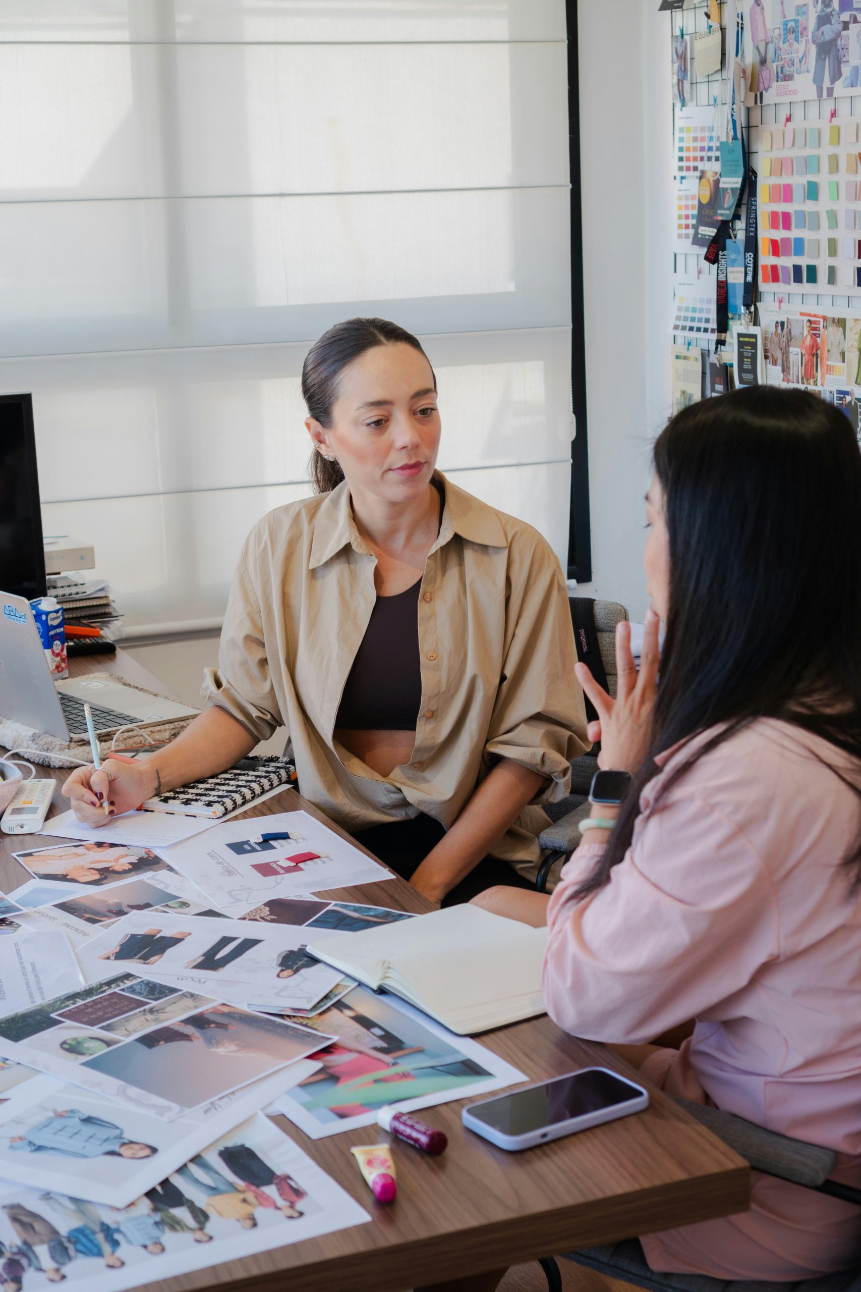 Formatrice accompagnant un nouvel employé lors d'une session de préparation