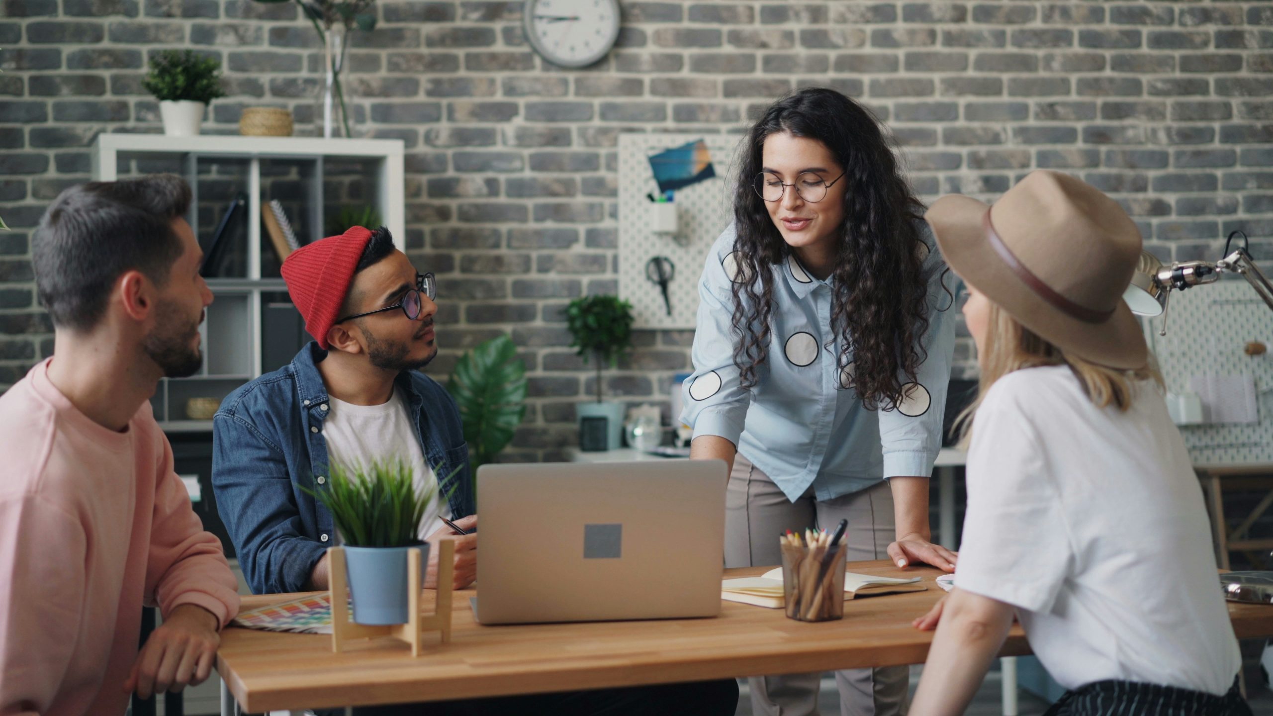Membre de l'équipe Accès Talents accompagnant un nouvel arrivant vers son intégration professionnelle au Canada